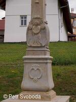 Kamenný kříž pod farou v Bělotíně od roku 2015