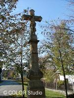 Kamenný kříž na rozcestí