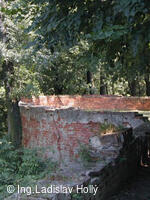 Tovačov, Zámek - hradby